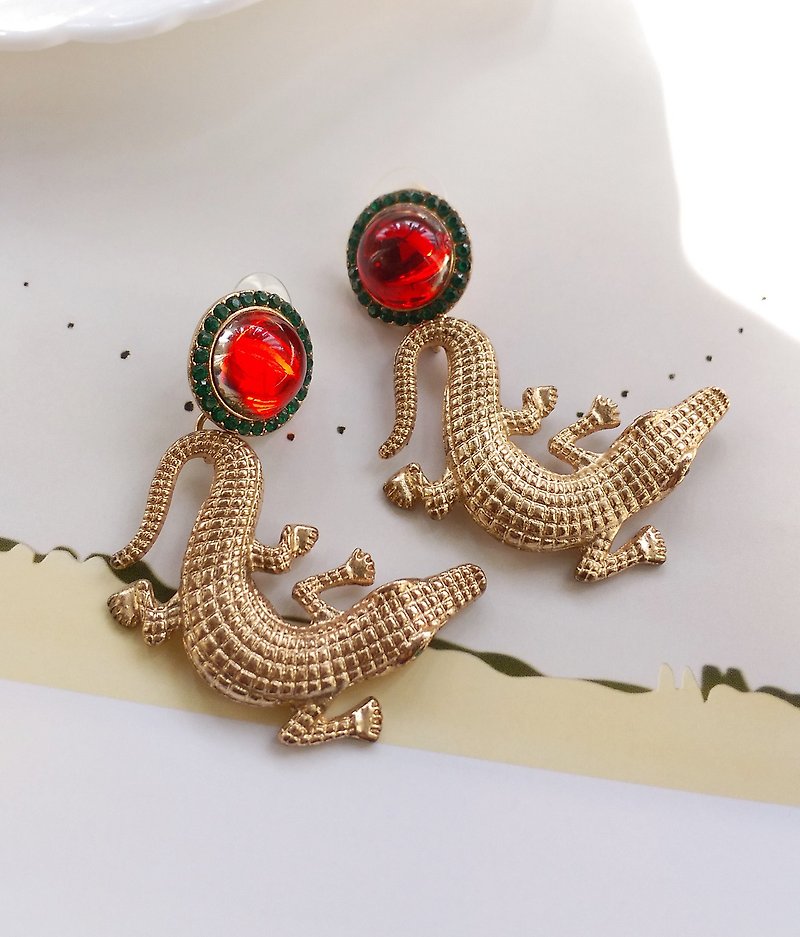 Western antique ornaments. Domineering crocodile needle earrings - ต่างหู - โลหะ สีม่วง