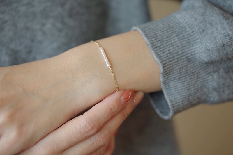 Meticulously Arranged Pearl Bracelet │ 14KGF Note Gold Metal Chains Elegant and Charming - สร้อยข้อมือ - ไข่มุก สีทอง