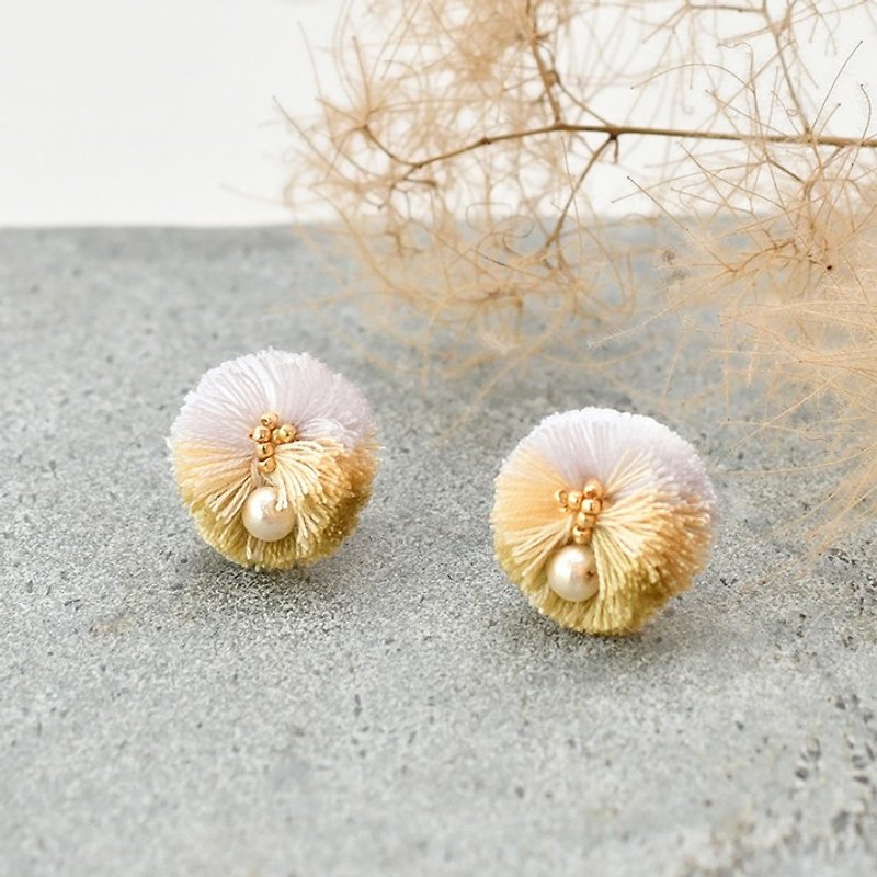Pompon tassel earrings/White