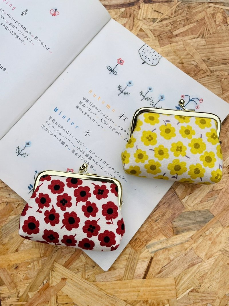 Kiss lock bag/coin purse/headphone storage/gift/Made in Taiwan (two colors optional) [Little Flower] - Coin Purses - Cotton & Hemp 