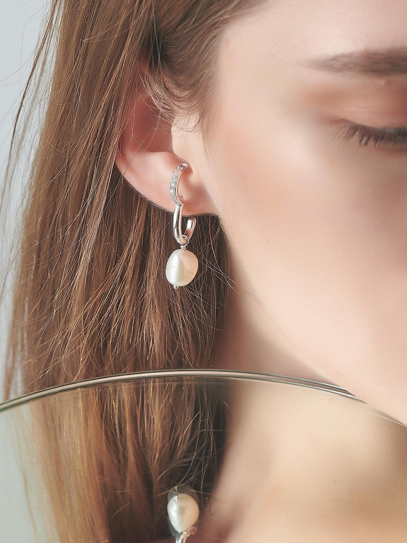 LESIS | Single 3 Pearl Earring