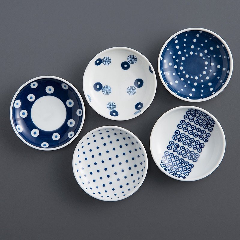 【West Sea Pottery】Hasami Yaki Blue Maru Pattern Lightweight Sushi Plate (5 Pieces) - Gift Box Set - จานเล็ก - วัสดุอื่นๆ หลากหลายสี