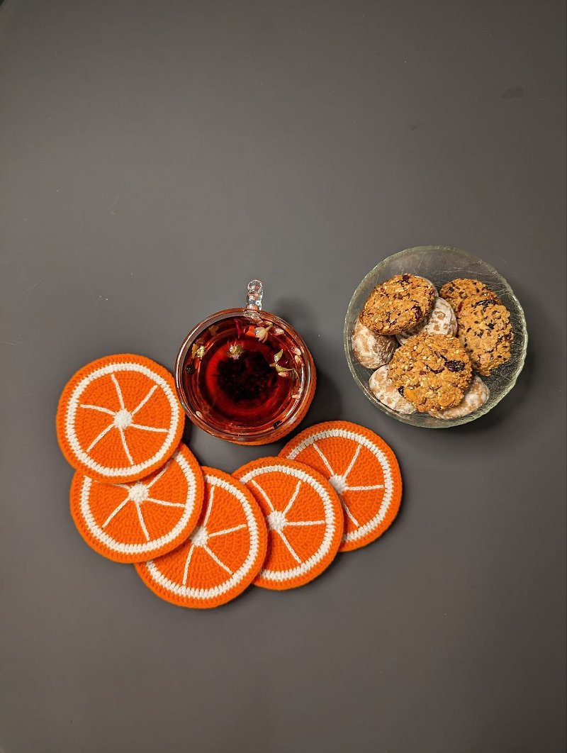 ที่รองแก้วในรูปแบบของชิ้นส้ม ขนาด: 10.5*10.5 วัสดุ: ผ้าฝ้าย-โพลีอะคริลิก. สี: ส้ - ที่รองแก้ว - วัสดุอื่นๆ สีส้ม