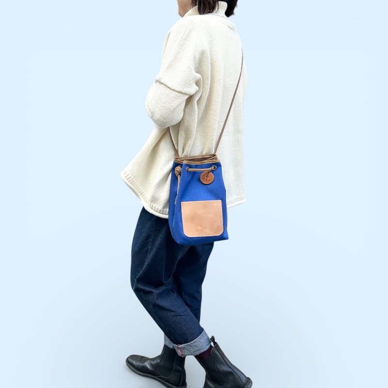 nico　ブルー×ベージュ　撥水加工ナイロン素材×イタリアンレザー巾着バッグ - ショルダーバッグ - ナイロン ブルー