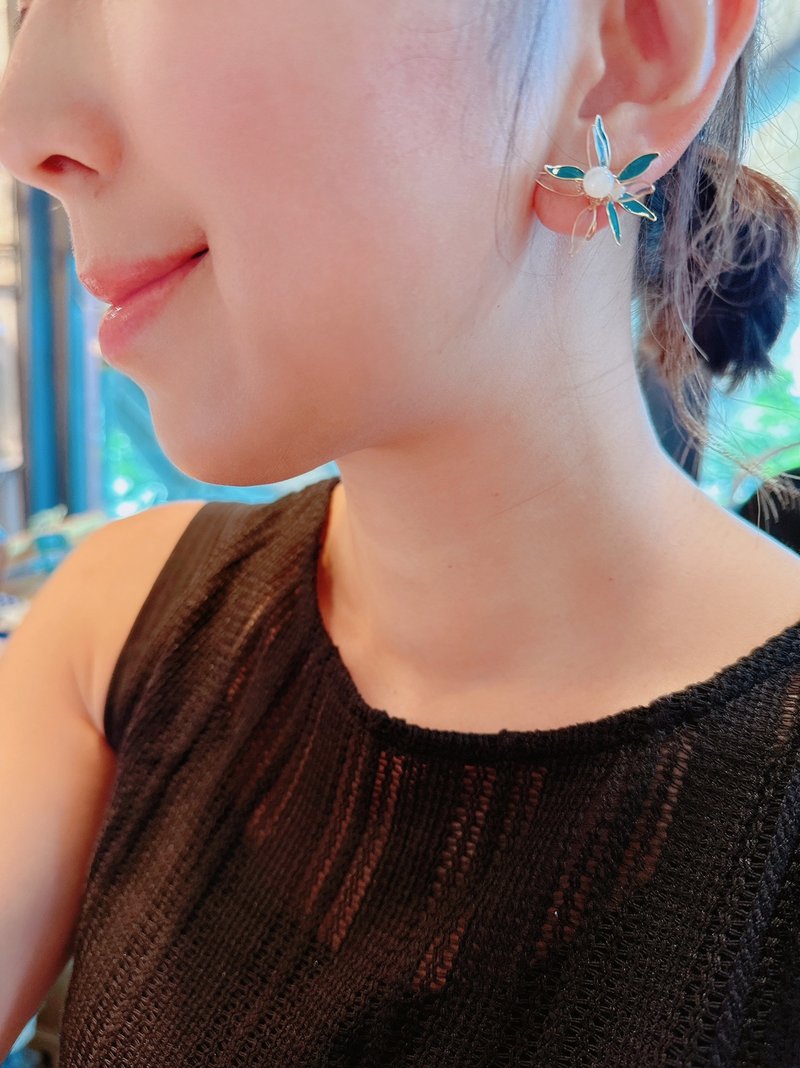 Double layer ear-mounted crystal flower style - ต่างหู - วัสดุอื่นๆ สีน้ำเงิน