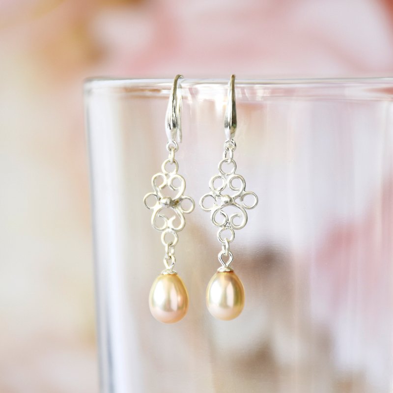 Handmade natural drop-shaped freshwater pearls falling earrings, natural freshwater pearls / / June birthday stone - ต่างหู - โลหะ สึชมพู