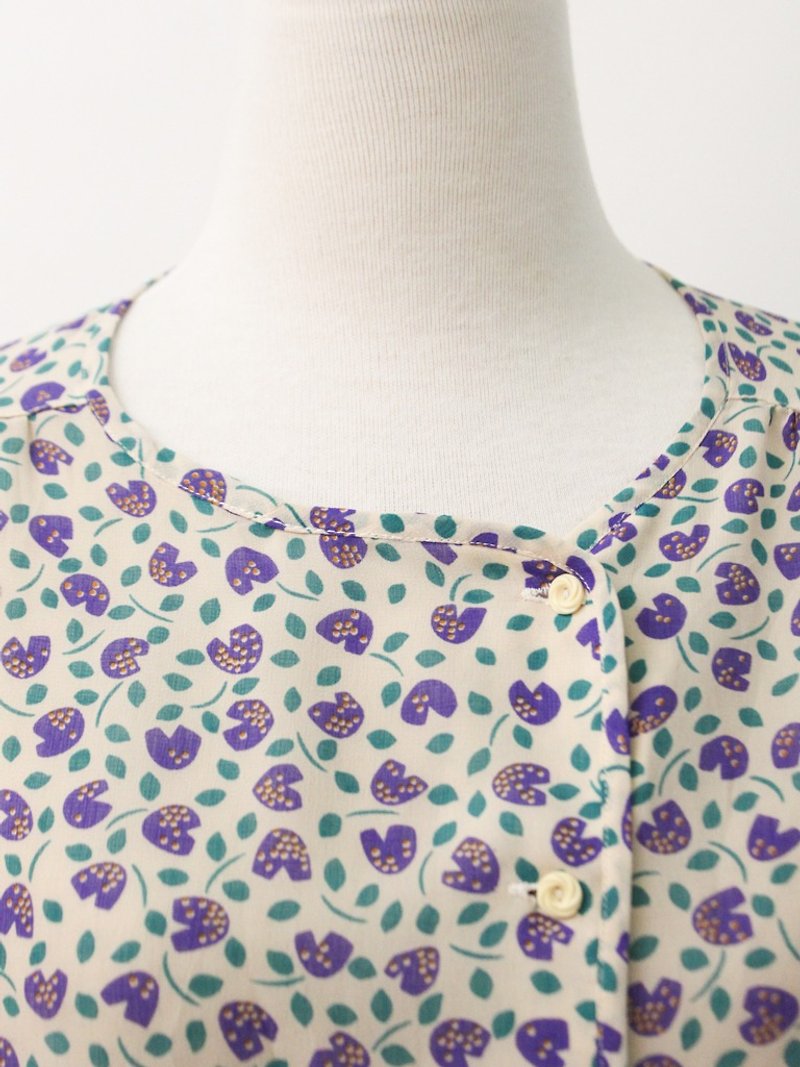 Vintage Japanese Purple Flower Rice Gray Short Sleeve Vintage Shirt Vintage Blouse - เสื้อเชิ้ตผู้หญิง - เส้นใยสังเคราะห์ สีกากี