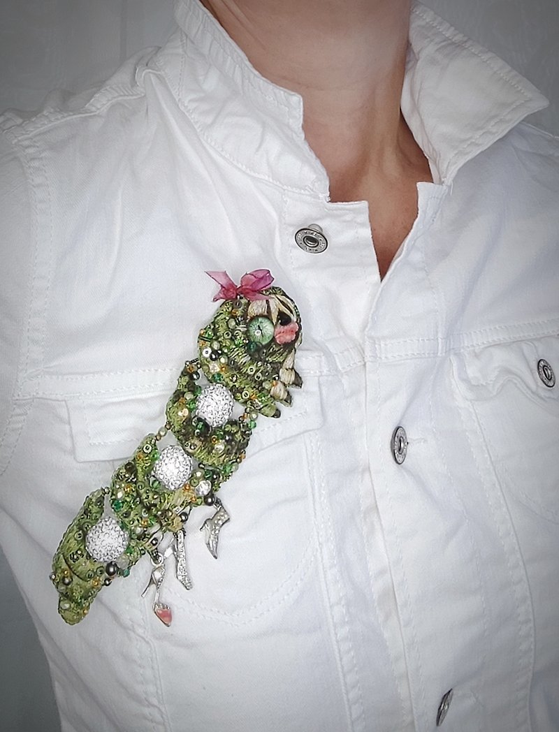 วัสดุอื่นๆ เข็มกลัด สีเขียว - Glamorous green caterpillar brooch, embroidery, vintage details used.