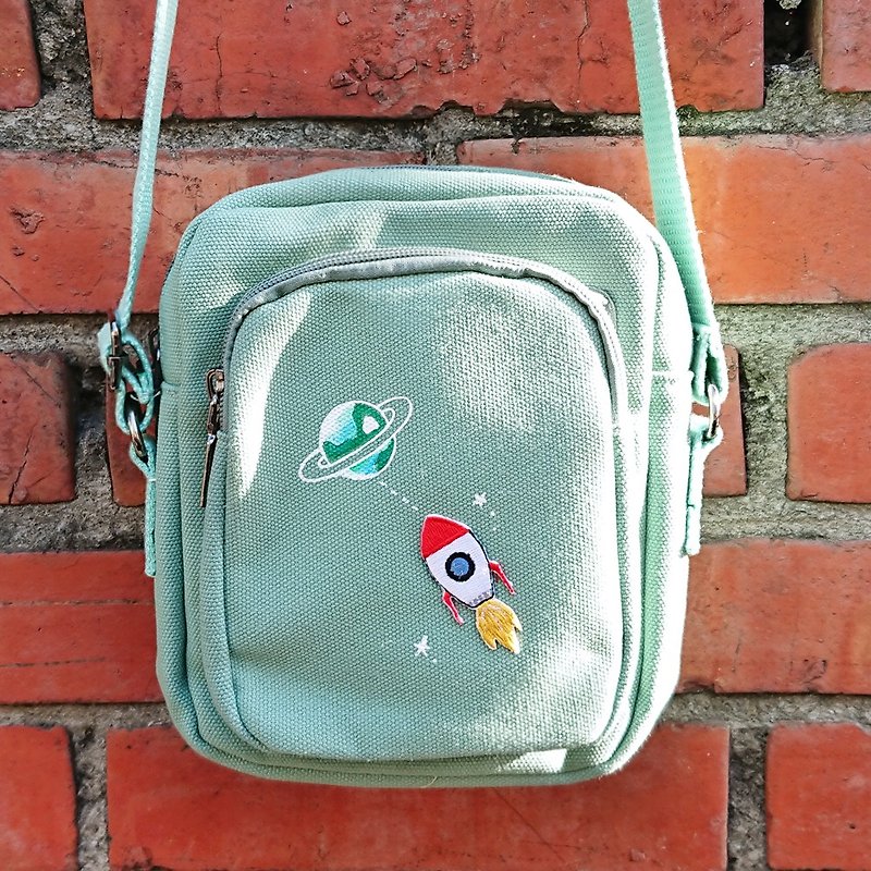 ผ้าฝ้าย/ผ้าลินิน กระเป๋าแมสเซนเจอร์ สีเขียว - Cat Hair Original Embroidery Medium Canvas Crossbody Bag (Green) / Rocket Planet