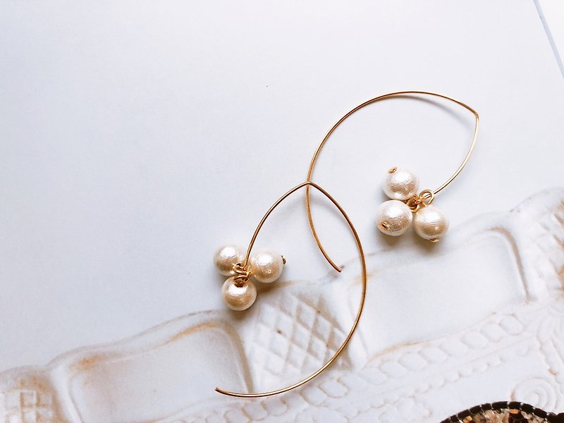 Mini cotton pearl earrings ear hook type pearl cotton pearl birthday gift spring Japanese - ต่างหู - ไข่มุก ขาว