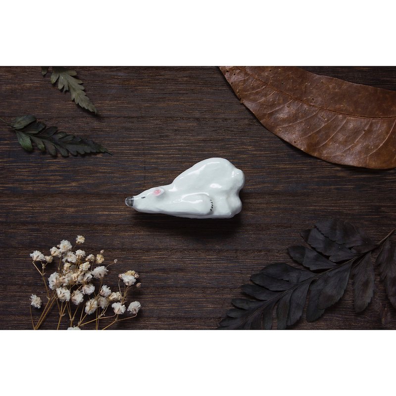 Hand made Japanese light clay polar bear pin brooch magnet accessories - Brooches - Clay White