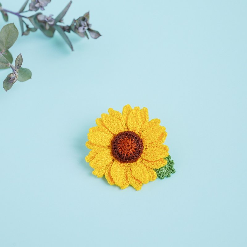 一輪のひまわりブローチ　ハンドメイド/レース編み/かぎ針編み/手編み/刺しゅう糸/夏/黄色 - 胸針 - 繡線 黃色