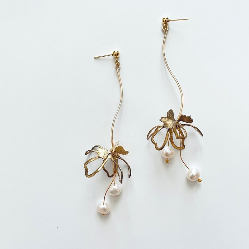 Airy Flower Wave Earrings - ต่างหู - ไข่มุก สีทอง