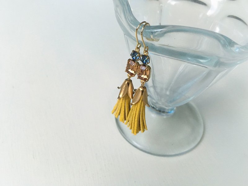 Mini tassel earrings in vintage Czech glass and French goat leather