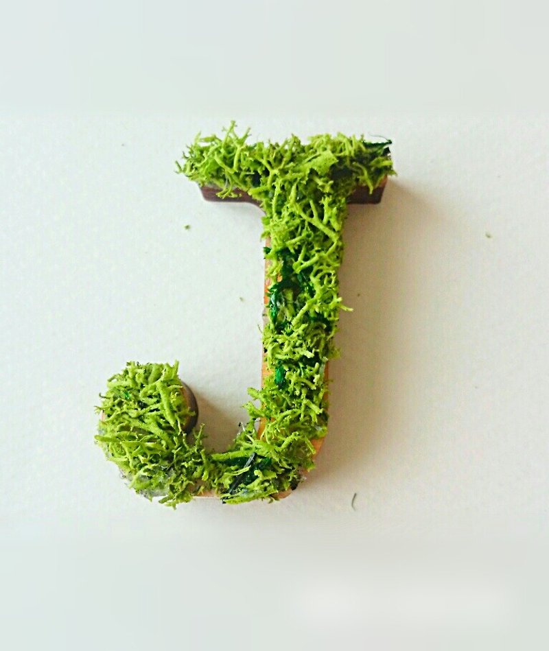 Wooden Alphabet Object (Moss) 5cm/Jx 1 piece - ของวางตกแต่ง - ไม้ สีเขียว