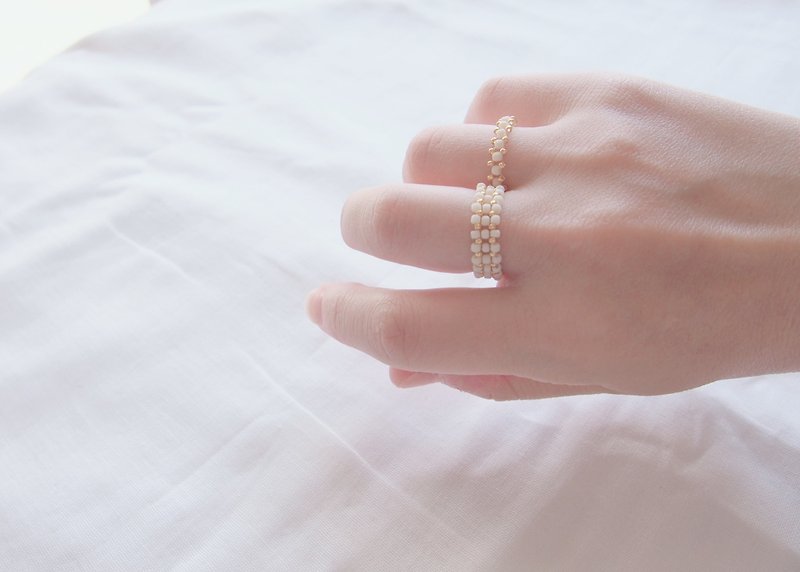 Beaded ring, double row [matte white & gold line] Gold ring - แหวนทั่วไป - วัสดุอื่นๆ ขาว
