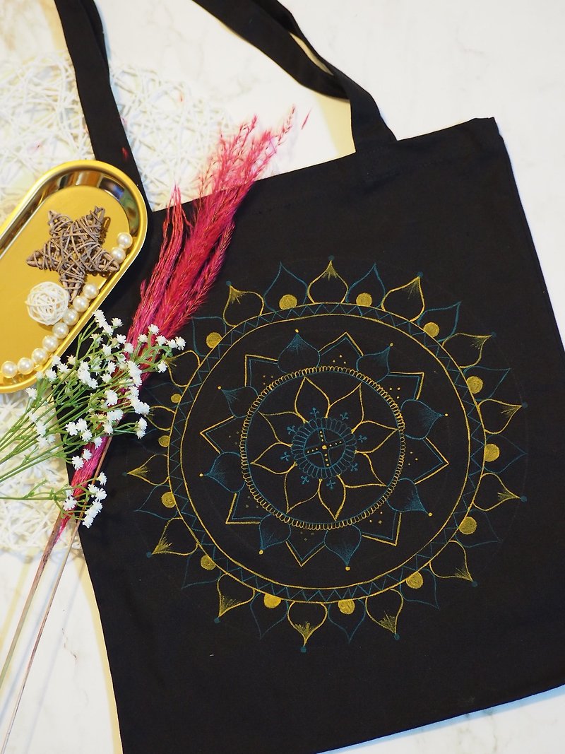 ผ้าฝ้าย/ผ้าลินิน กระเป๋าแมสเซนเจอร์ สีดำ - Hand-painted canvas bags Hand-painted bags Native Henna Mandala Painted Hanna Mandala Zen