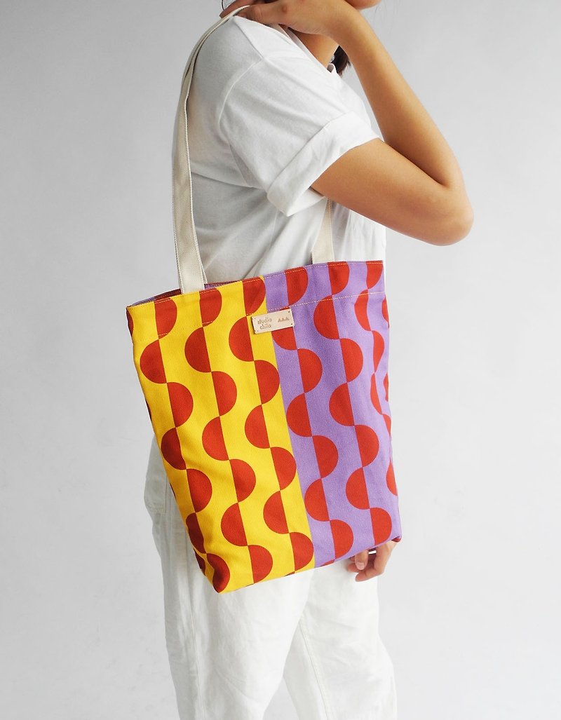 studio chiia - Original Pattern Design Tote- Wave Yellow - กระเป๋าแมสเซนเจอร์ - ผ้าฝ้าย/ผ้าลินิน สีเหลือง