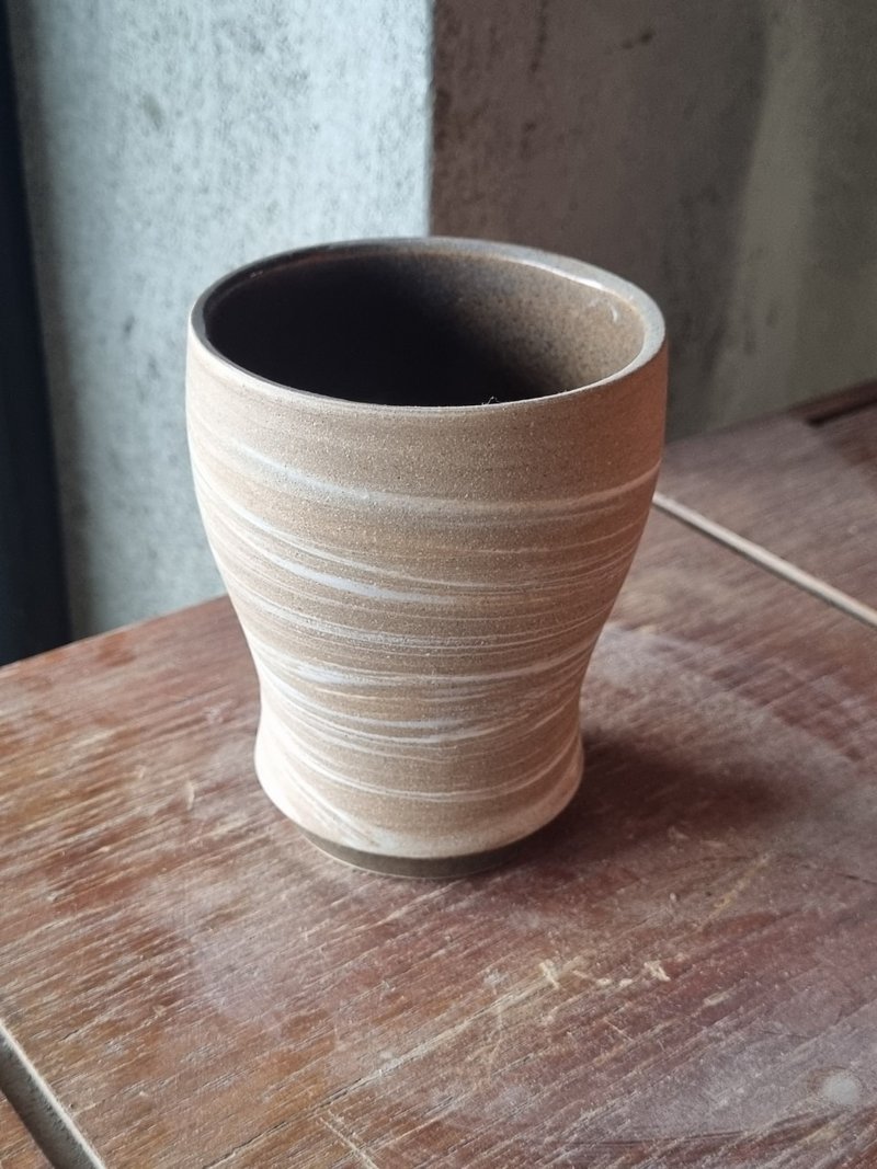 【一冬人】沙漠荒泉 - 絞胎 復古陶器 陶杯 酒杯 咖啡杯 茶杯 - 其他杯子 - 陶 卡其色