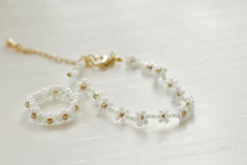 Forest at midnight. Small flower bead ring bracelet set. pure white - สร้อยข้อมือ - อะคริลิค ขาว