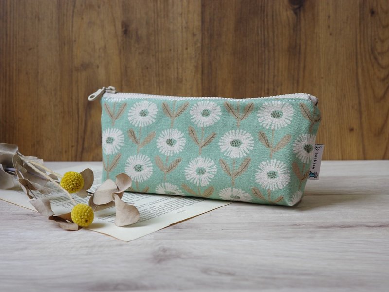 Dandelion Green Background White Flowers - Wide Bottom Pen Case | - กล่องดินสอ/ถุงดินสอ - ผ้าฝ้าย/ผ้าลินิน 