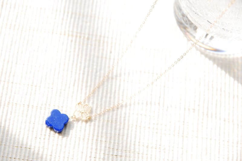 Flower necklace of lace and lapis lazuli (14kgf) - Necklaces - Gemstone Blue