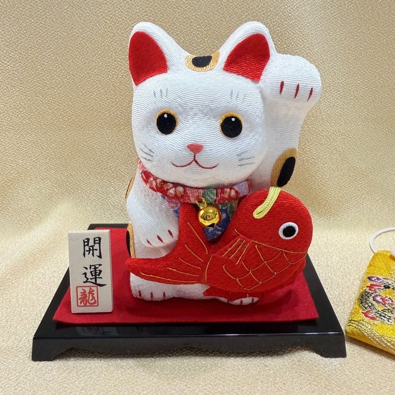 京都縮緬手作擺飾－招財貓鯛魚 - 擺飾/家飾品 - 陶 
