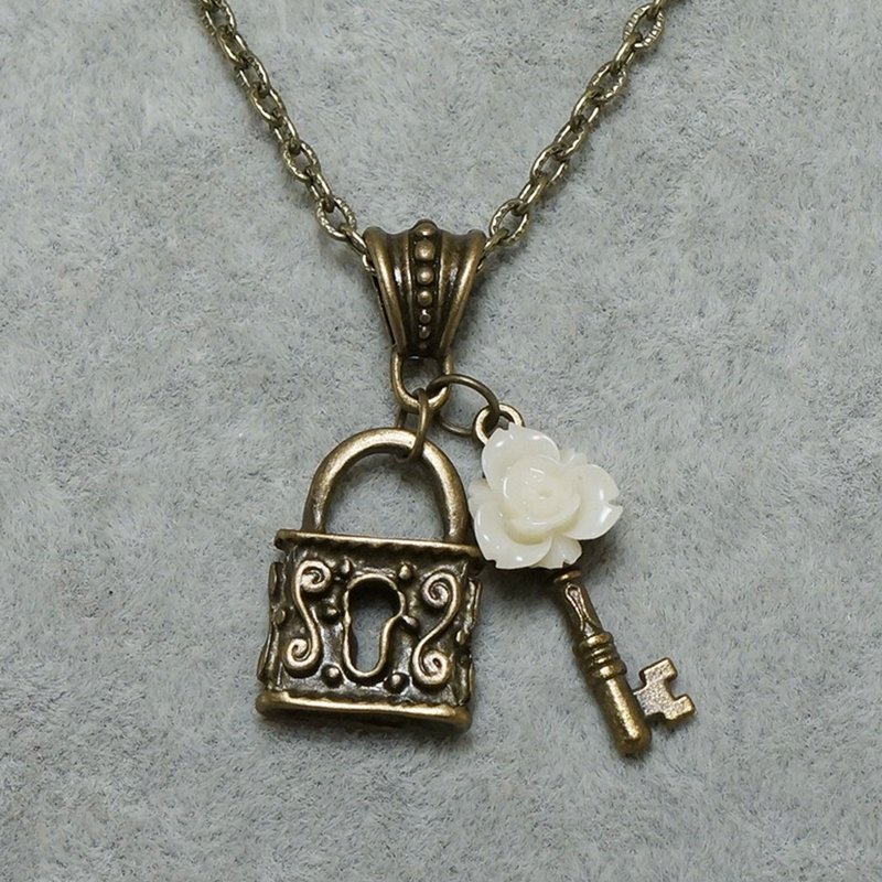 Bronze Key and Lock Necklace White Ivory Rose Flower Pendant Necklace Jewelry - สร้อยคอ - วัสดุอื่นๆ สีทอง