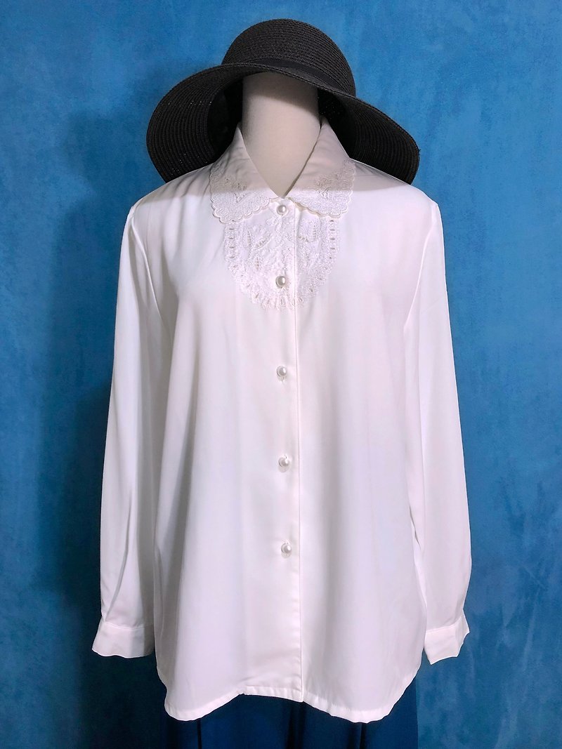 Embroidered pearl button long-sleeved vintage shirt / VINTAGE - เสื้อเชิ้ตผู้หญิง - เส้นใยสังเคราะห์ ขาว