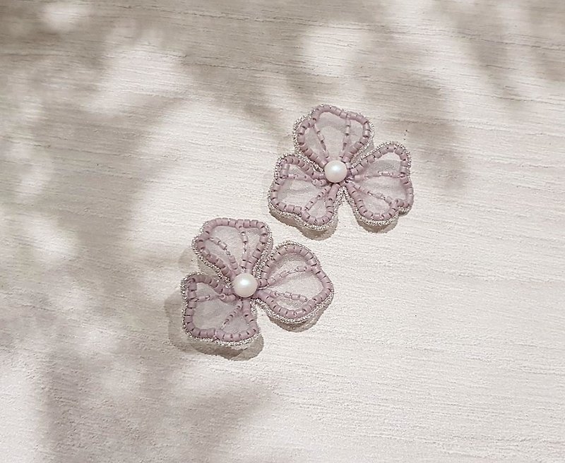 フランスの立体手作り刺繡3枚花びらフラワーピアスラベンダーパープル - ピアス・イヤリング - 刺しゅう糸 パープル