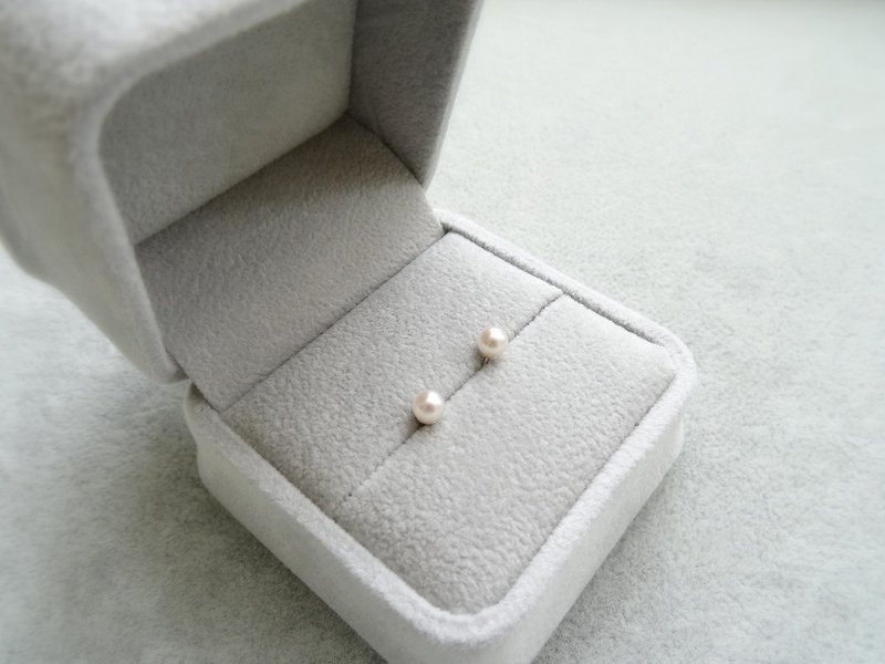 日本14K白金 Baby Akoya 迷你海水珍珠貼耳耳環 (4mm) - 耳環/耳夾 - 寶石 白色