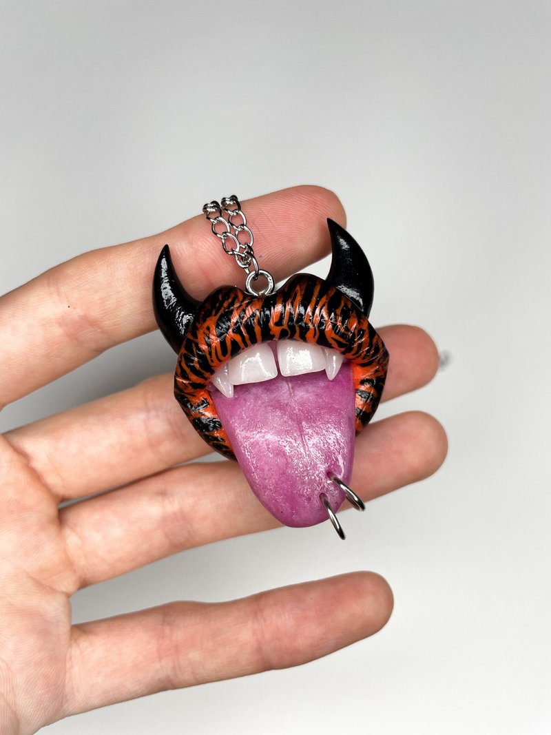 Pendant. Tiger print lips with horns. - 項鍊 - 黏土 