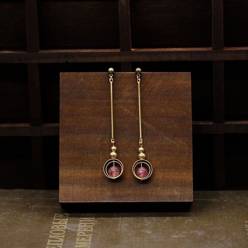 String series brass strawberry crystal pendant earrings ear clip ear clip without pierced ears - ต่างหู - ทองแดงทองเหลือง สีทอง