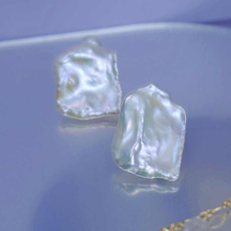 Shaped glare pearl earrings 14KGF