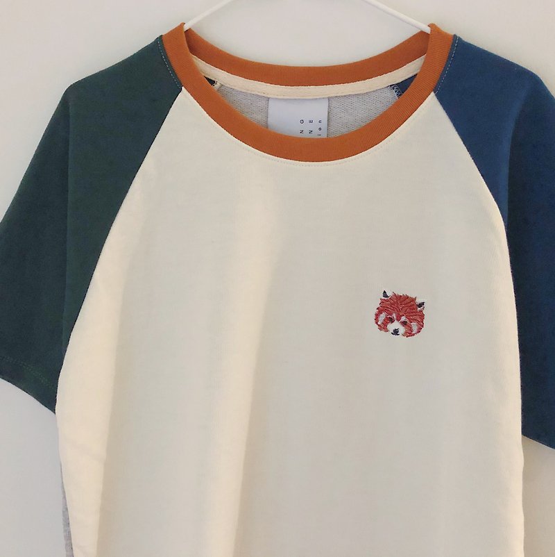 Red panda -Embroidery Top T-shirt - 女 T 恤 - 棉．麻 多色