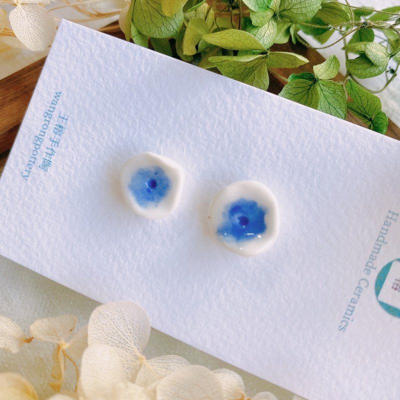 [Handmade Pottery] Blue Heart and White Flower Ceramic Earrings | Handmade Pottery - ต่างหู - เครื่องลายคราม สีน้ำเงิน