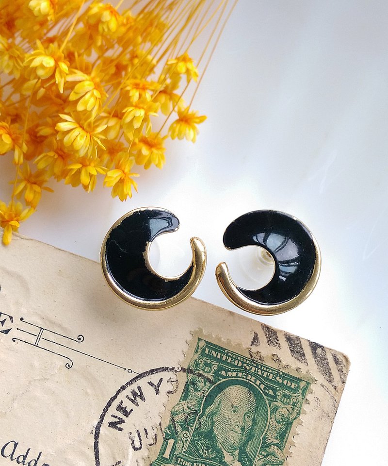 Vintage Jewelry 西洋古董飾品 TRIFARI 黑色調 小巧 針式耳環 - 耳環/耳夾/耳骨夾 - 其他金屬 金色