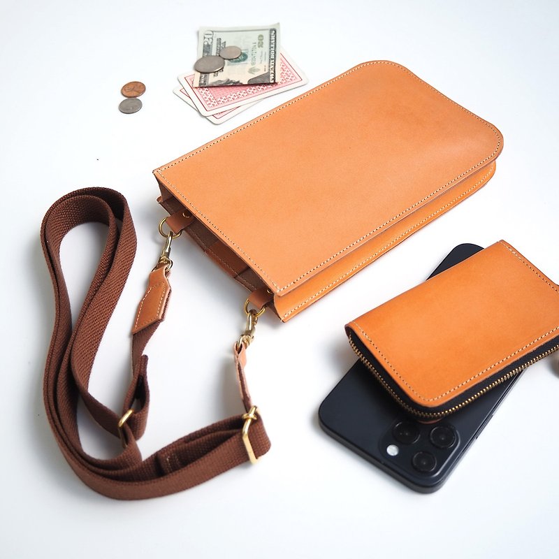 Square smartphone pochette/oil leather beige - กระเป๋าแมสเซนเจอร์ - หนังแท้ 