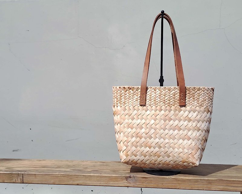 Vacation Natural Fengyue Peach Woven Shoulder Bag Vegetable Tanned Leather Series - Other - Plants & Flowers 