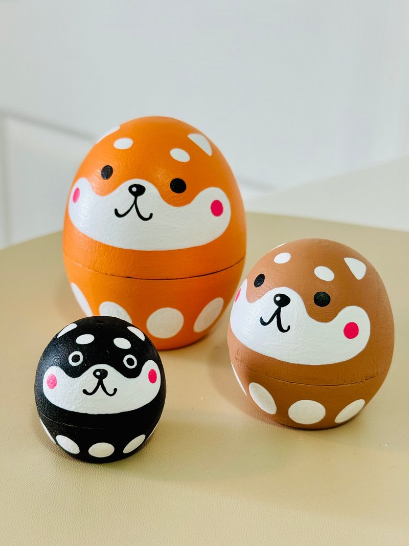 Shiba Inu Family Russian Doll Set Handmade Wooden Healing Decoration Small Wooden Carving Doll - ของวางตกแต่ง - ไม้ สีส้ม