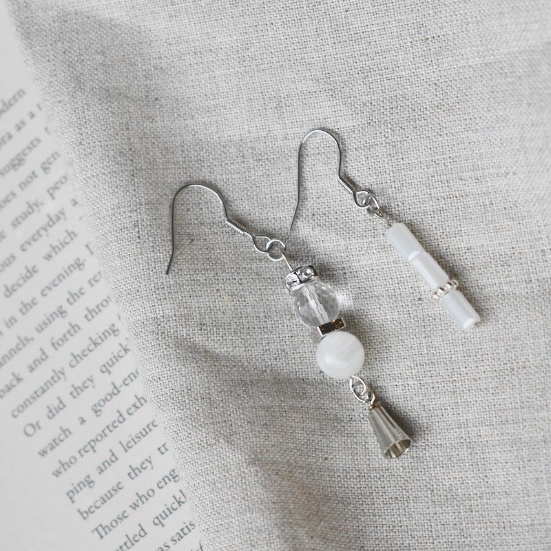 ZHU. Handmade Earrings | Invisible Fairy (Natural Stone / Clip-on Earrings / Mother's Day Gift) - ต่างหู - เครื่องเพชรพลอย ขาว