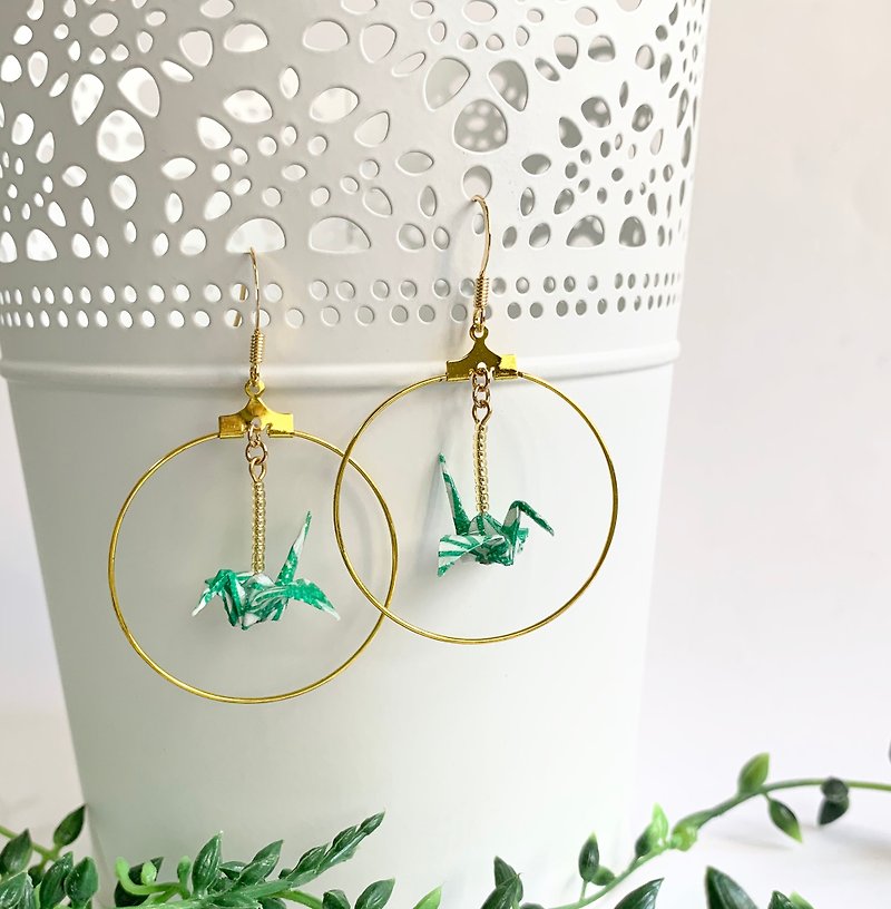 Origami crane and gold hoop earring - 耳環/耳夾 - 紙 綠色