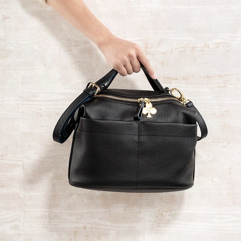 [High-capacity 3 kinds of back methods] Nicole cowhide horizontal handbag-black