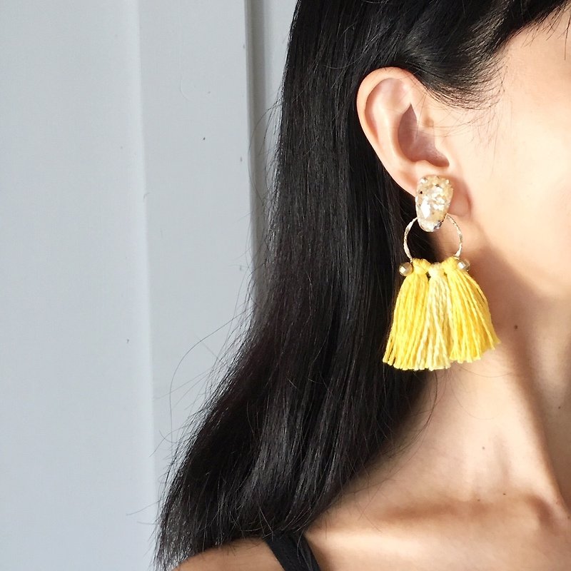 Yellow tassel earrings - 耳環/耳夾 - 棉．麻 黃色