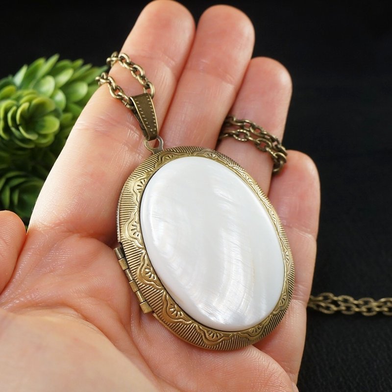 White Mother of Pearl Oval Photo Locket MOP Keepsake Pendant Necklace Jewelry - 項鍊 - 其他材質 白色