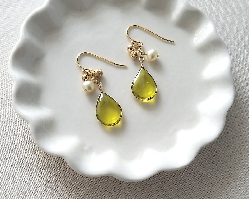 olive green drops pierced or clip-on earrings - ต่างหู - วัสดุอื่นๆ สีเขียว