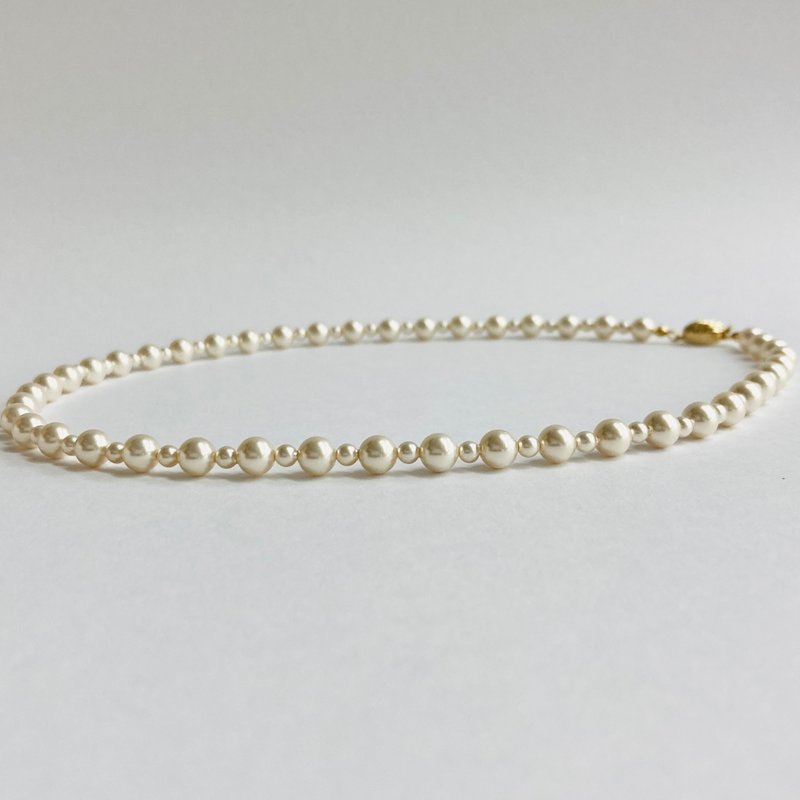 Shell pearl design necklace/5.5mm approx. 42cm/white beige/G/made in Japan - Necklaces - Shell White