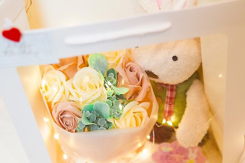 幸福朵朵 婚禮小物 花束禮物 暖呼呼 圍巾兔+7朵香皂花束 祝福禮物(含開窗提袋+燈串) 生日情人