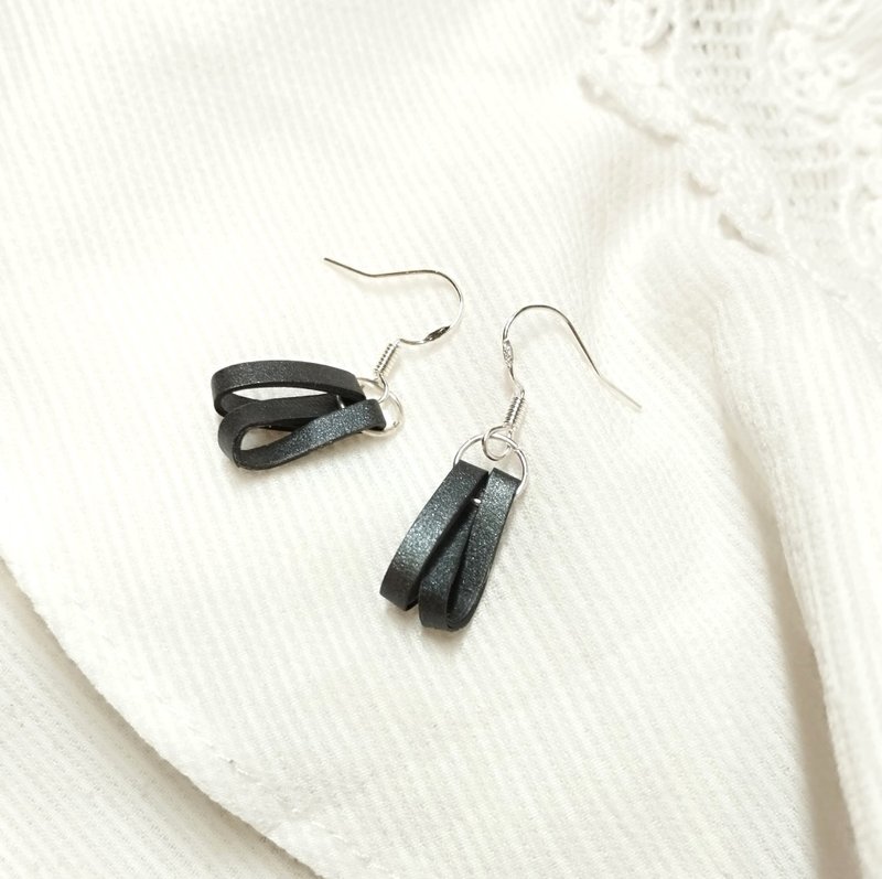 Paper quilling paper craft paper jewelry handmade accessories--winding/matte black paper earring - ต่างหู - กระดาษ สีดำ