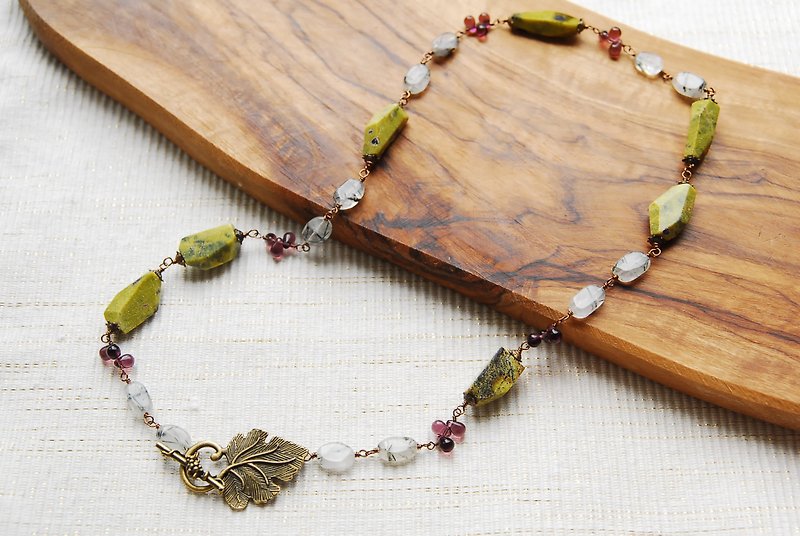 Mountain grape necklace - Necklaces - Stone Green